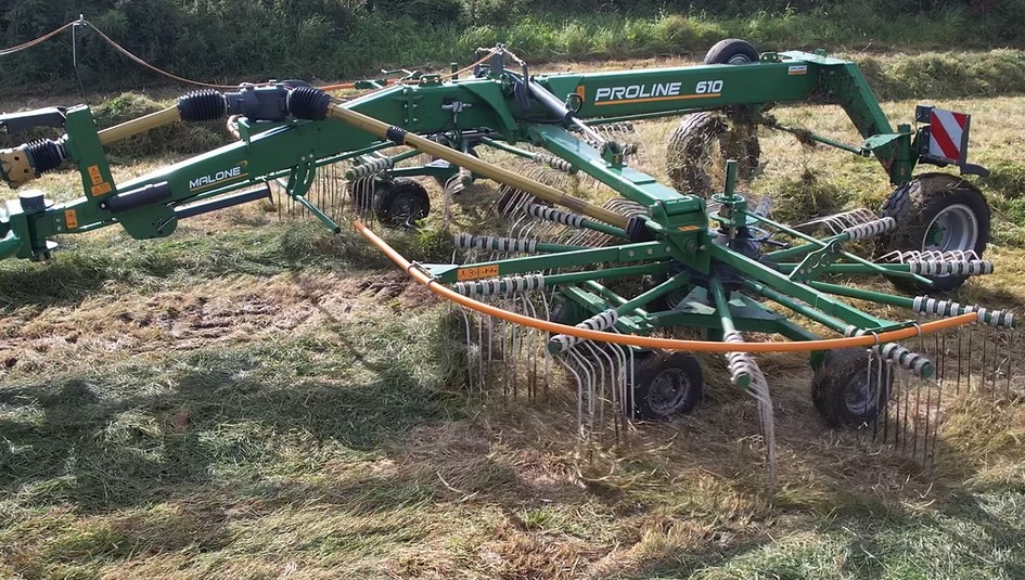 PROLINE 610 20ft. Center delivery rotary rake